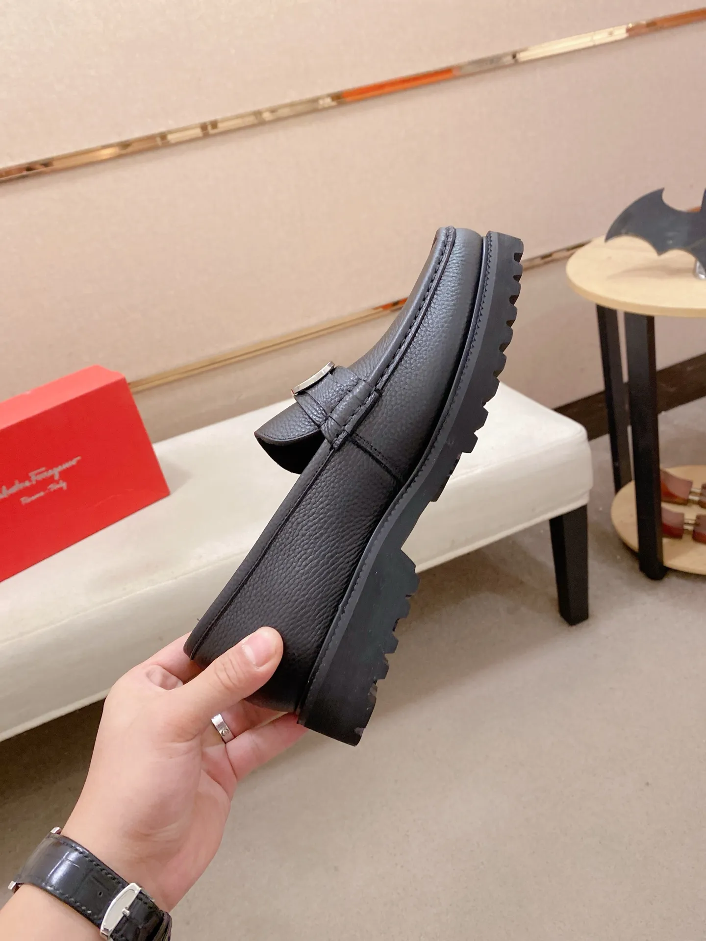 Men's shoes💰: 560💰 High version Ferragamo quality! 🆕🆕Exclusive hot-selling products in stock🔥🔥New products on the shelves, high-quality shoes, high-end driving shoes, with complete packaging! 💪 💪 Material: imported patented cowhide 🐂 + imported high-quality water-dyed cowhide lining + wear-resistant outsole 👍🏻👍🏻 Features: high-end and comfortable, purely handmade 🚀 🚀 Create the perfect shoes that suit you best 🔥 🔥 Size: (38-44) Can be customized 45 non-returnable!